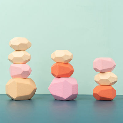 Le particelle elementari di legno 4cm dell'architettura nordica dei bambini lapidano l'impilamento del giocattolo del gioco