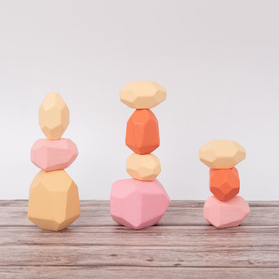 Le particelle elementari di legno 4cm dell'architettura nordica dei bambini lapidano l'impilamento del giocattolo del gioco