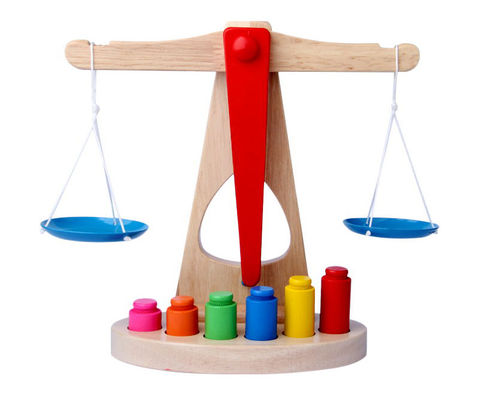 Pesatura della scala di legno Toy Montessori Balance Scale dell'equilibrio di 10CM