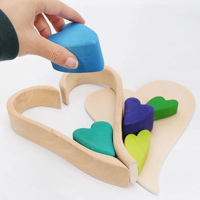 Arcobaleno di legno nordico di Jenga che impila le particelle elementari di legno naturali