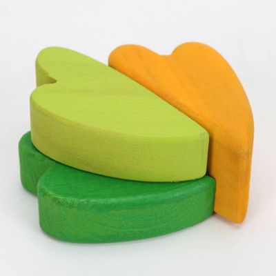 Arcobaleno di legno nordico di Jenga che impila le particelle elementari di legno naturali