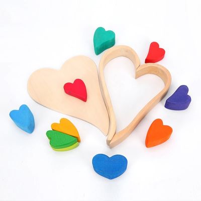 Arcobaleno di legno nordico di Jenga che impila le particelle elementari di legno naturali