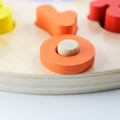 Il puzzle di legno dell'orologio della geometria numera Montessori che conta il giocattolo