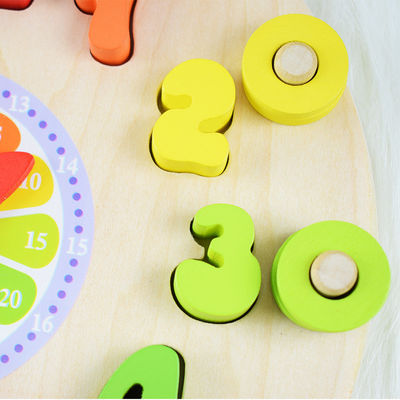 Il puzzle di legno dell'orologio della geometria numera Montessori che conta il giocattolo