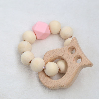 I gioielli lavorano all'uncinetto Ring Personalised Organic Wooden Teethers mettente i denti