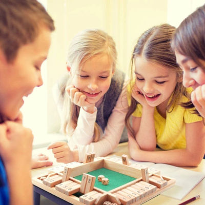 Insieme di scacchi di legno dei pezzi degli scacchi dei bambini 91mm della famiglia dei bambini di legno di attività