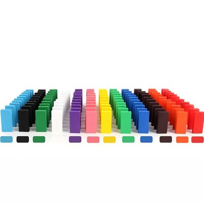 L'arcobaleno ha colorato i domino per il rovesciamento del professor Puzzle Domino Rally