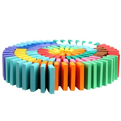 L'arcobaleno ha colorato i domino per il rovesciamento del professor Puzzle Domino Rally