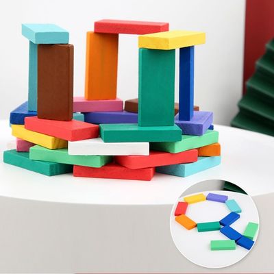 L'arcobaleno ha colorato i domino per il rovesciamento del professor Puzzle Domino Rally