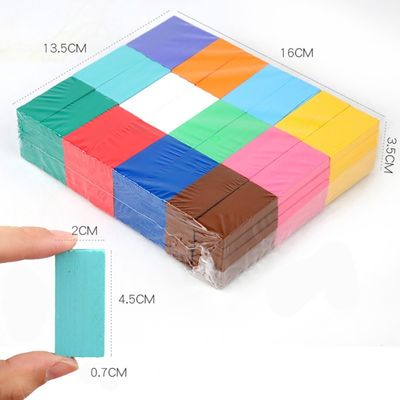 L'arcobaleno ha colorato i domino per il rovesciamento del professor Puzzle Domino Rally