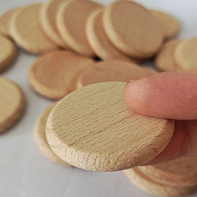 La corteccia di albero i dischi di legno naturali di 5cm che circondano il legno affetta gli ornamenti dei ritagli