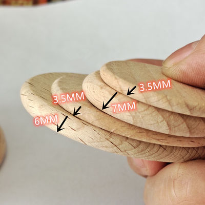 La corteccia di albero i dischi di legno naturali di 5cm che circondano il legno affetta gli ornamenti dei ritagli