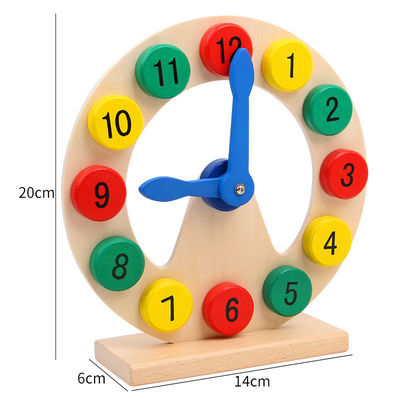 Il bambino di legno di Montessori di numero variopinto gioca il chiarimento educativo