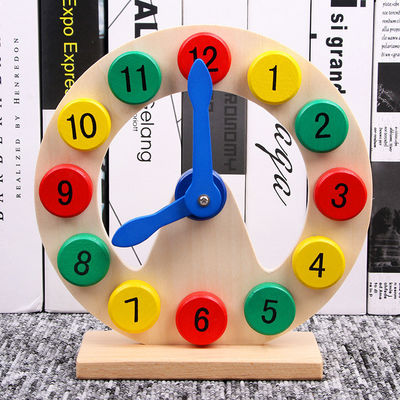 Il bambino di legno di Montessori di numero variopinto gioca il chiarimento educativo