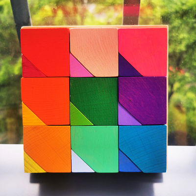 pietra di legno di puzzle di legno del fiore dell'arcobaleno di 2300g 4cm che impila gioco
