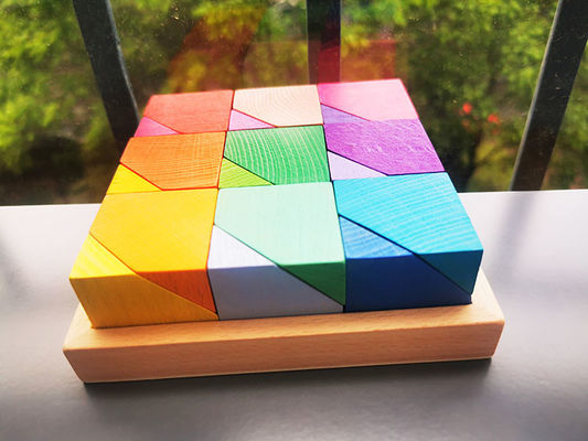 pietra di legno di puzzle di legno del fiore dell'arcobaleno di 2300g 4cm che impila gioco