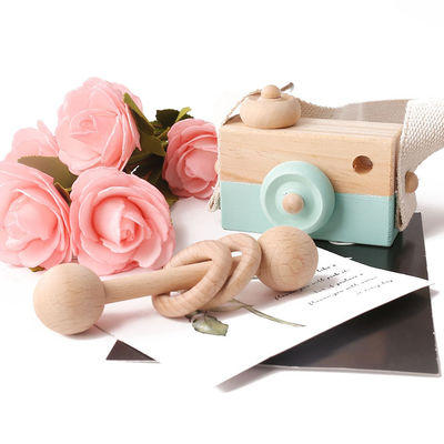 Pendente di legno della macchina fotografica della collana di Montessori del faggio per il bambino