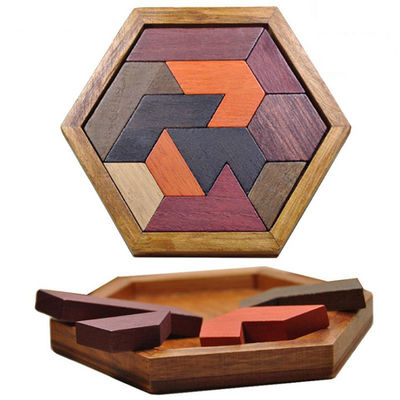 Puzzle di legno esagonali del Montessori dei bambini