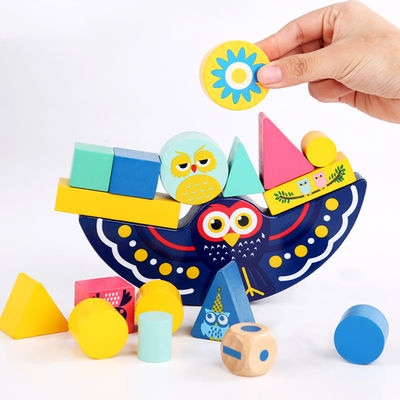 Blocchetti d'equilibratura d'apprendimento in anticipo della luna di legno di Montessori del bambino