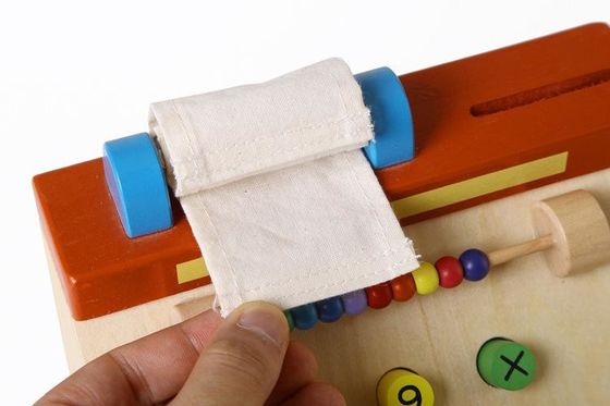 Il registratore di cassa di legno di simulazione dei bambini finge i giocattoli del gioco
