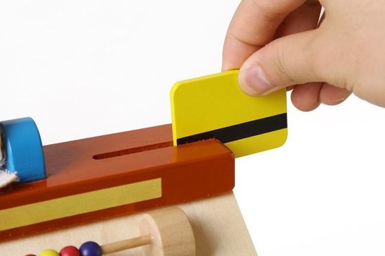 Il registratore di cassa di legno di simulazione dei bambini finge i giocattoli del gioco