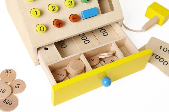 Il registratore di cassa di legno di simulazione dei bambini finge i giocattoli del gioco