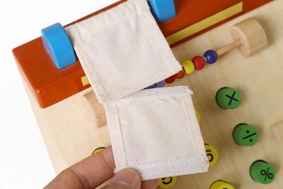 Il registratore di cassa di legno di simulazione dei bambini finge i giocattoli del gioco