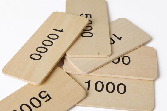 Il registratore di cassa di legno di simulazione dei bambini finge i giocattoli del gioco