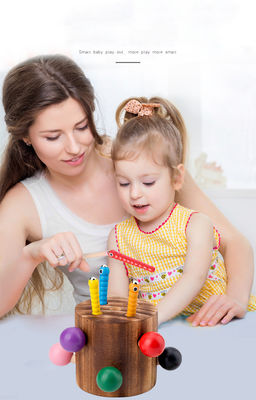 Fermo di legno il gioco del verme per addestramento della coordinazione mano-occhio dei bambini