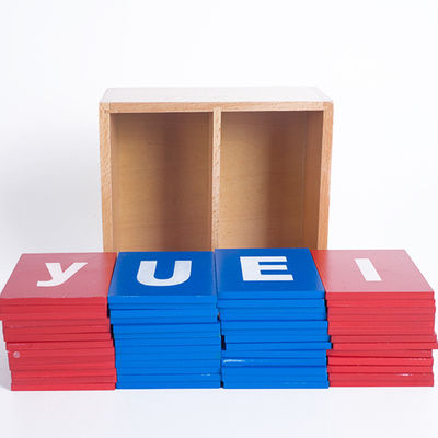 Bambino che impara i bordi di rintracciamento di alfabeto di legno di Montessori