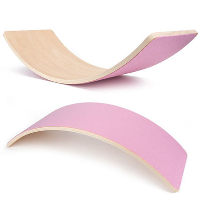 I bambini hanno curvato il bordo di legno dell'equilibrio per addestramento sensoriale