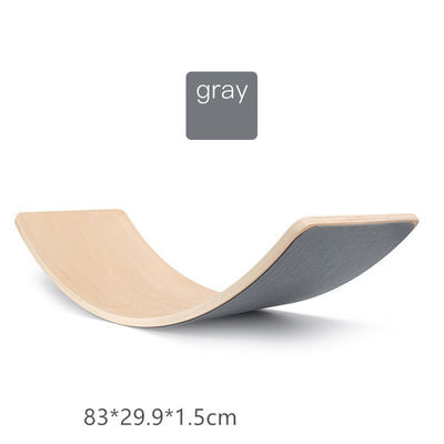 I bambini hanno curvato il bordo di legno dell'equilibrio per addestramento sensoriale
