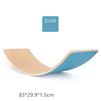 I bambini hanno curvato il bordo di legno dell'equilibrio per addestramento sensoriale