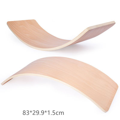 I bambini hanno curvato il bordo di legno dell'equilibrio per addestramento sensoriale