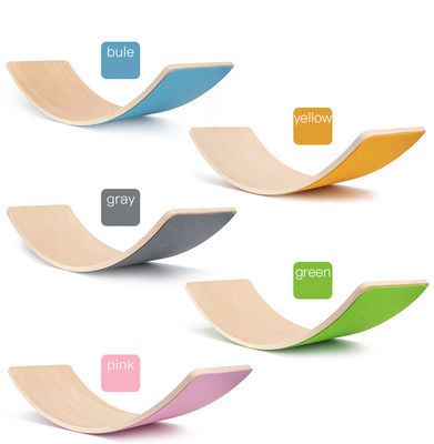 I bambini hanno curvato il bordo di legno dell'equilibrio per addestramento sensoriale