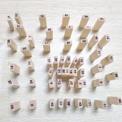 La torre di ruzzolamento di legno impilata di 54 dei pezzi bambini di Digital marrone chiaro