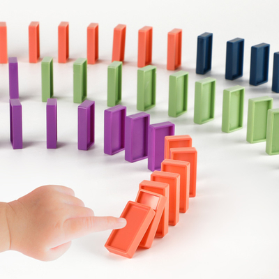 Blocchetti di legno elettrici DIY educativo situantesi automatico di domino dei bambini
