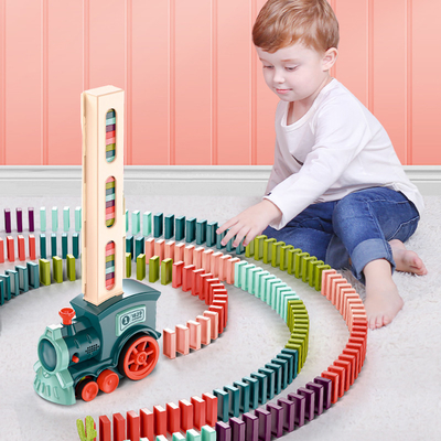 Blocchetti di legno elettrici DIY educativo situantesi automatico di domino dei bambini