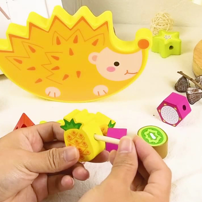 La frutta animale d'impilamento di legno dell'istrice del fumetto dei giocattoli della particella elementare dell'equilibrio blocca i giocattoli di Montessori dei giochi dell'equilibrio