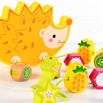La frutta animale d'impilamento di legno dell'istrice del fumetto dei giocattoli della particella elementare dell'equilibrio blocca i giocattoli di Montessori dei giochi dell'equilibrio