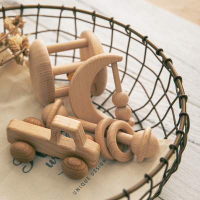4 pc/bambini dell'insieme gioca il regalo neonato musicale di Teether di crepitio di legno naturale
