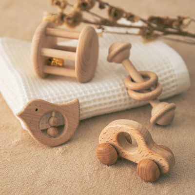 4 pc/bambini dell'insieme gioca il regalo neonato musicale di Teether di crepitio di legno naturale