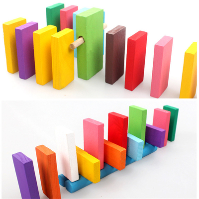Accessori colorati di legno di domino per i bambini