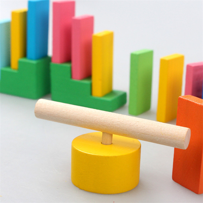 Accessori colorati di legno di domino per i bambini