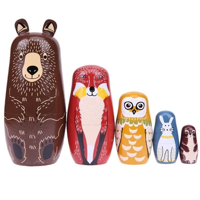 Regali fatti a mano dei bambini di Matryoshka della bambola russa di legno
