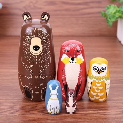 Regali fatti a mano dei bambini di Matryoshka della bambola russa di legno