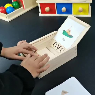 La lettura di legno di Montessori blocca l'apprendimento di filatura girante dell'alfabeto della lettera