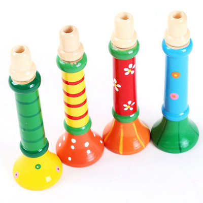 Lo strumento musicale di legno del fischio di Horn del bambino caldo gioca i bambini variopinti