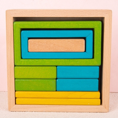 Il puzzle di legno di incastramento dell'impilatore blocca Montessori che impila il gioco per la scuola materna