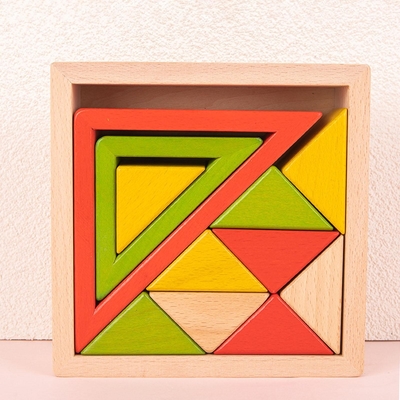 Il puzzle di legno di incastramento dell'impilatore blocca Montessori che impila il gioco per la scuola materna
